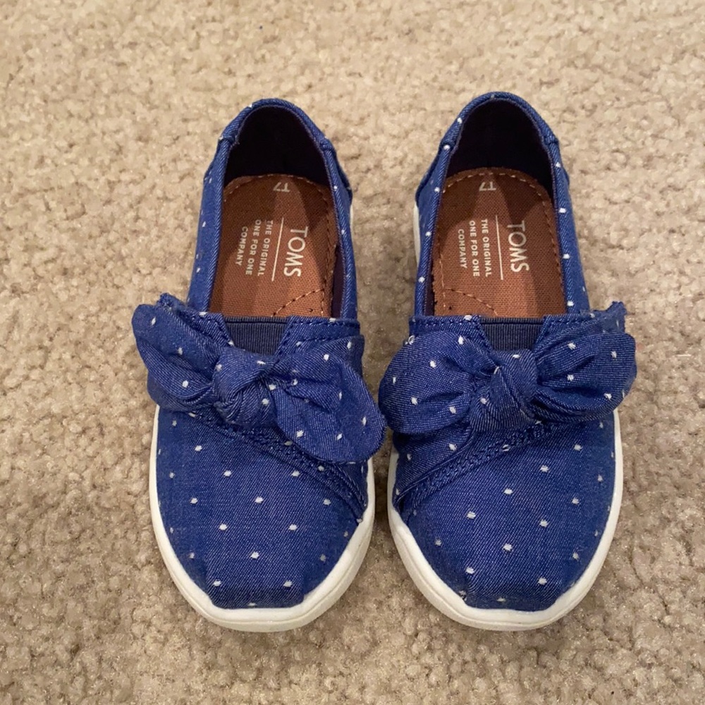 Tom’s kids slip ons